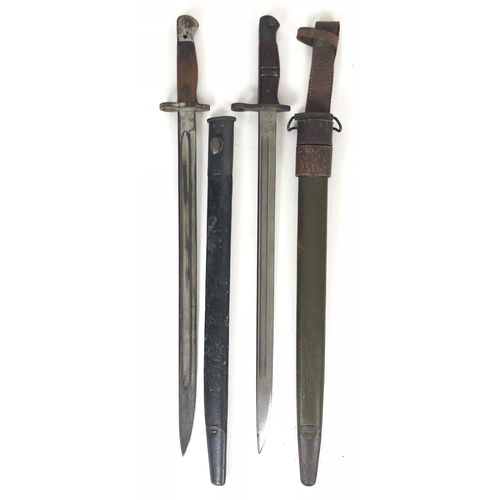 540 - 1907 Pattern SMLE Bayonet & US P13 bayonet  The 1907 pattern bayonet with single edged blade with ce... 