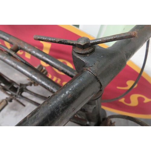 272 - WW2 Airborne Forces Folding Push BikeBlack overpainted green frame with central folding brackets. &n... 