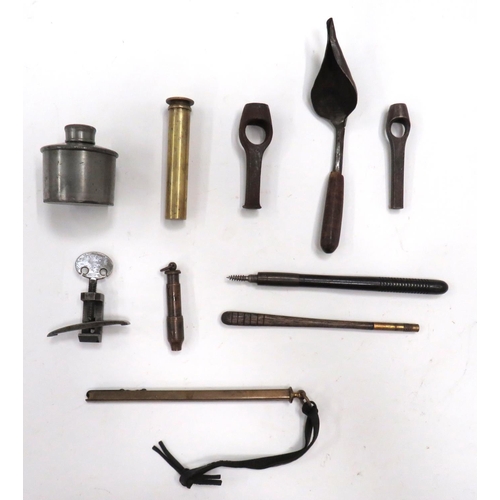 454 - 10 x Various Antique Gun Tools
consisting steel mainspring clamp ... Steel oil bottle ... Brass, adj... 