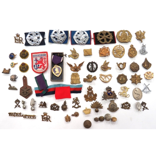 84 - Selection Of Collar And Foreign Badges
collars include pair bullion embroidery KC Suffolk ... White ... 