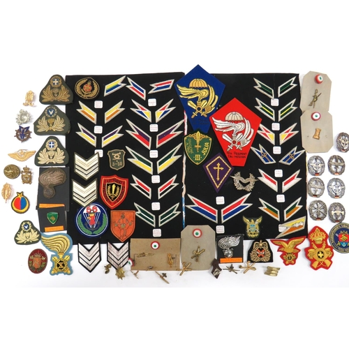 89 - Quantity Of Italian And European Badges
various bullion embroidery cap and arm badges ... Brass cap ... 