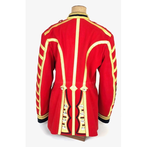 332 - Grenadier Guards Drum Major’s Scarlet Tunic. A very good clean Elizabeth II period example. Scarlet ... 