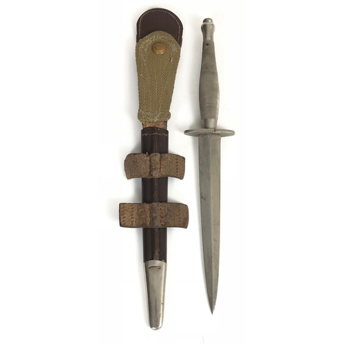 492 - WW2 2nd pattern Fairbairn-Sykes Commando fighting knife.   A good and scarce example. The hilt with ... 