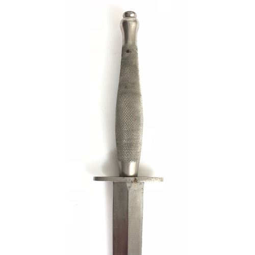 492 - WW2 2nd pattern Fairbairn-Sykes Commando fighting knife.   A good and scarce example. The hilt with ... 