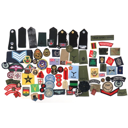 85 - Quantity Of Cloth Badges Including Overseas
including embroidery N. Wales Dist formation ... Embroid... 