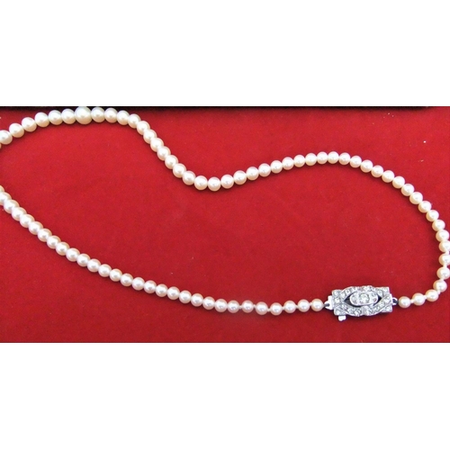 46 - 2 cased vintage pearl necklaces, 1 with 9ct gold clasp

P & P – UK £10+VAT, EU £15+VAT, RoW £25+VAT.