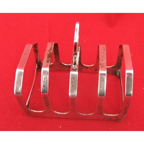 71 - Vintage silver toast rack, 4 slice, 58 grams, 8cms in length

P & P – UK £10+VAT, EU £15+VAT, RoW £2... 