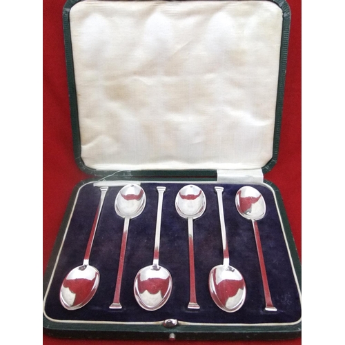 74 - Cased set of Edwardian silver art deco spoons, approx weight approx 66 grams.

Cased set of Edwardia... 