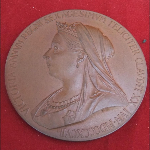 75 - Queen Victoria bronze medallion in original case, 5.5cm in diameter, approx 77 grams in weight.

P &... 