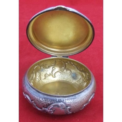 89 - Antique metal pill box with female portrait to lid

P & P – UK £10+VAT, EU £15+VAT, RoW £25+VAT.