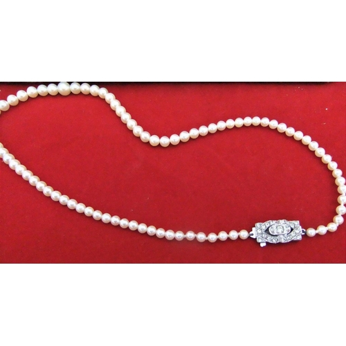 134 - 2 cased vintage pearl necklaces, 1 with 9ct gold clasp

P & P – UK £10+VAT, EU £15+VAT, RoW £25+VAT.