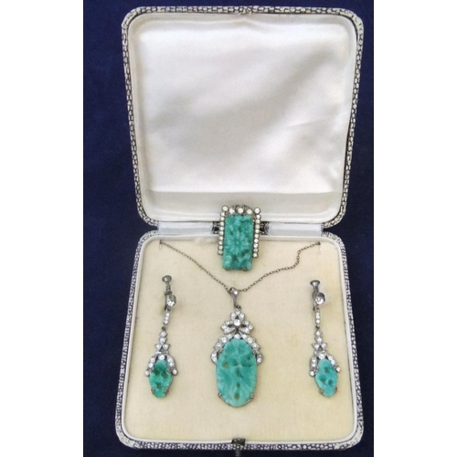 22 - Vintage boxed set of costume jewellery set with Jateite type green stone.

Includes, necklace, earri... 