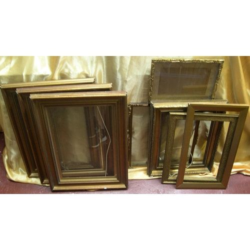 300 - 8 small old frames, some glazed,

Smallest 32 x 23 cm,  largest 31 x 47 cm