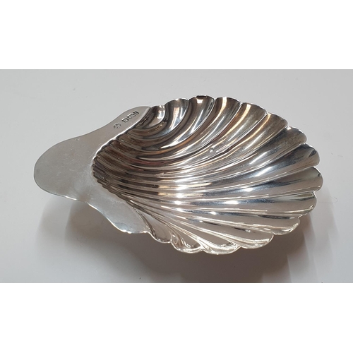 130 - Fine quality, hall-marked antique silver butter dish in the form of a shell,

35 grams