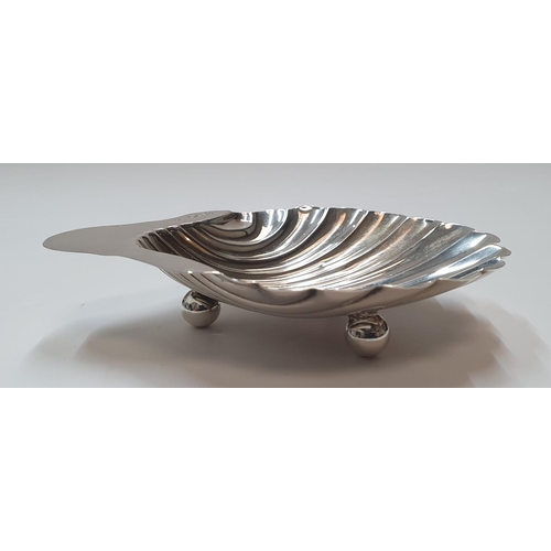 130 - Fine quality, hall-marked antique silver butter dish in the form of a shell,

35 grams