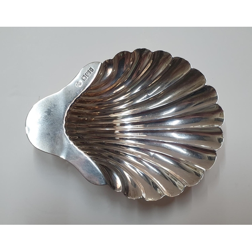 130 - Fine quality, hall-marked antique silver butter dish in the form of a shell,

35 grams