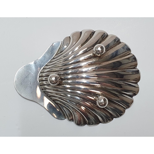 130 - Fine quality, hall-marked antique silver butter dish in the form of a shell,

35 grams