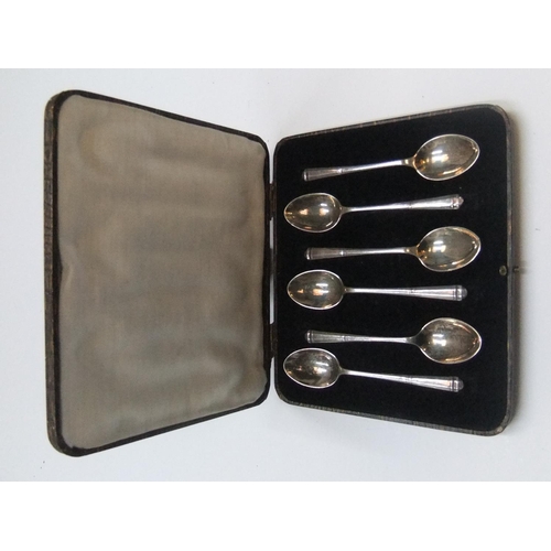 105 - Cased set of 6 silver Art Deco tea spoons in plain form