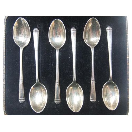 105 - Cased set of 6 silver Art Deco tea spoons in plain form