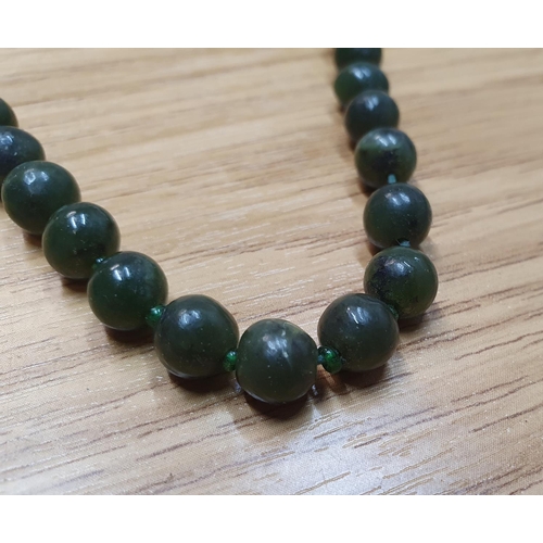 43 - Ladies vintage nephrite jade bead necklace