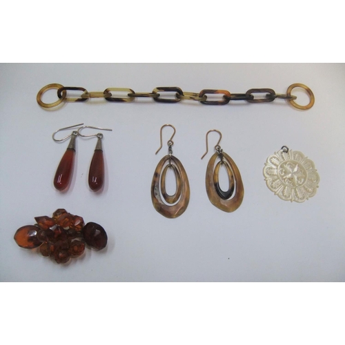 28 - 5 items of ladies mid 20thC costume jewellery including amber earrings, mother of pearl, carved pend... 