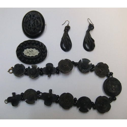 67 - Victorian Whitby jet ladies jewellery mourning set to include an ornately carved choker, earrings & ... 