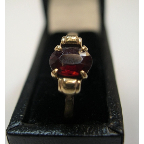 53 - 9ct yellow gold ring with single garnet

Approx 2.1 grams gross,          size W