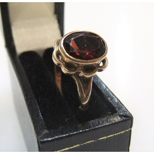 47 - 9ct yellow gold ring with solitaire, round cut garnet

Approx 2.3 grams gross,           size N