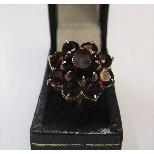 89 - 9ct yellow gold, garnet flower ring

Approx 4.3 grams gross,             size P