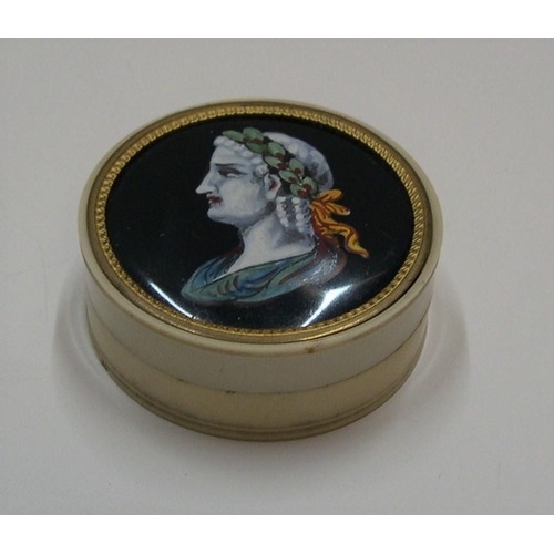 95 - Georgian tortoise shell pill box with hand painted Roman emperor

5 cm in diameter

Superb condition