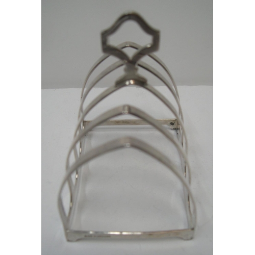 134 - 1947 Birmingham silver 4 part toast-rack

Approx 60 grams,                   8 cm long