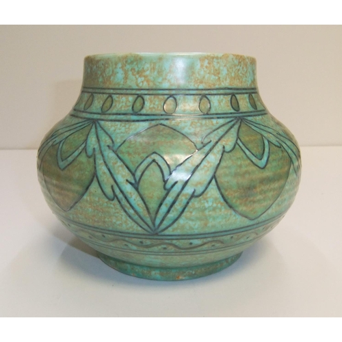 157 - Charlotte Rhead, Crown Ducal bowl

16 x 19 cm

Fine condition without any problems