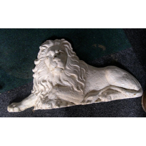 207 - Victorian cast metal, large pair, Lion & Unicorn, both painted in white.

50 x 64 cm.

Provenance - ... 