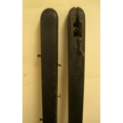 77 - Vintage pair of cast metal tennis net posts,

both measure 130 cm high,

Believed to be in full work... 