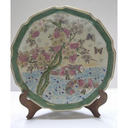 33 - 4 items of 20thC Chinese ceramics, various sizes, all in good condition