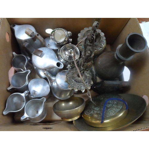 18 - Box of vintage metal ware to include a number of Picquet ware items (Qty)