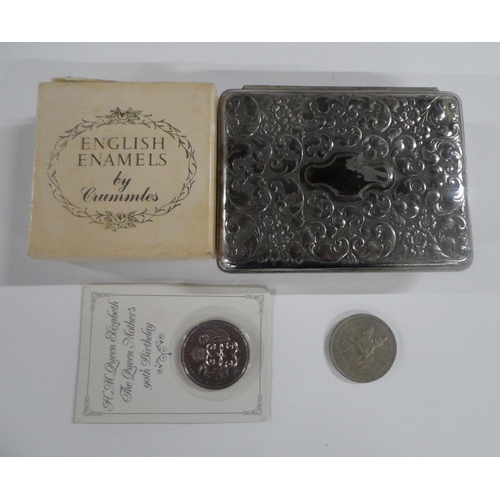 100 - Mixed lot to include a mid 20thC white metal table cigarette case, 2 British memorial coins & a boxe... 