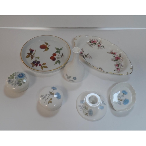 154 - Small collection of Wedgewood (Clementine & Ice Rose) together with a Royal Worcester oval dish and ... 