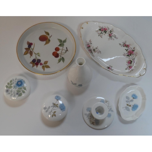 154 - Small collection of Wedgewood (Clementine & Ice Rose) together with a Royal Worcester oval dish and ... 