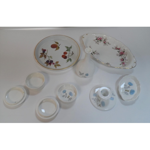 154 - Small collection of Wedgewood (Clementine & Ice Rose) together with a Royal Worcester oval dish and ... 