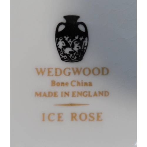 154 - Small collection of Wedgewood (Clementine & Ice Rose) together with a Royal Worcester oval dish and ... 