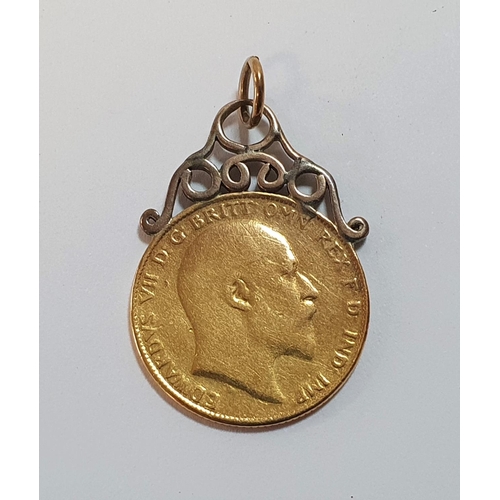 237 - Edward VII 1909 half sovereign with a 9ct gold hanging clasp

total weight 4.5 grams