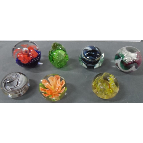 212 - Collection of 7 paper weights including 1 Caithness example (7)