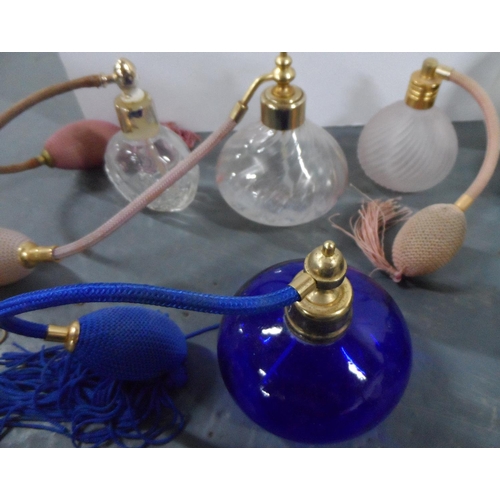 6 - Collection of eighteen ornate perfume bottles (18)