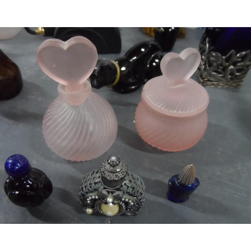 6 - Collection of eighteen ornate perfume bottles (18)