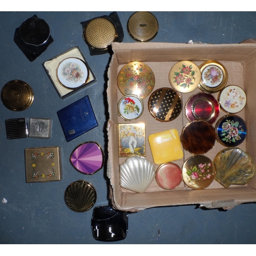 11 - Large quantity of vintage ladies compacts to include examples by Straton, Coty & Clinique (Qty)