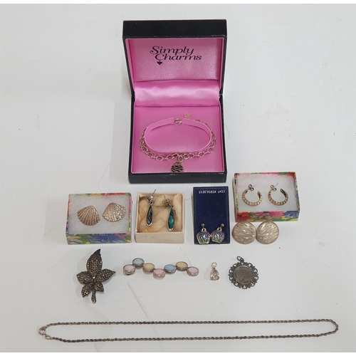 68 - Quantity of silver and white metal jewellery to include silver earrings, pendent etc (Qty)