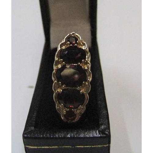 92 - 9ct yellow gold 5 garnet ring

Approx 4.2 grams gross,             size O