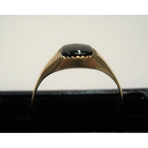 94 - 9ct yellow gold & onyx signet ring

 Approx 2 grams gross              size R