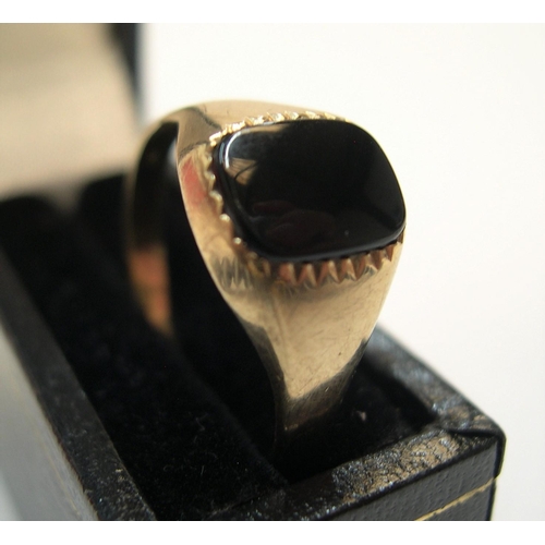 94 - 9ct yellow gold & onyx signet ring

 Approx 2 grams gross              size R